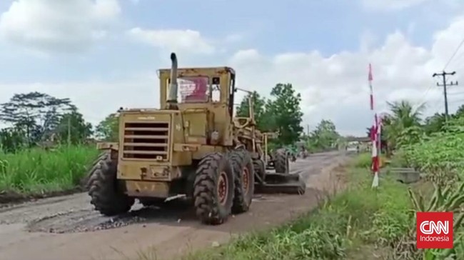 Warga Lampung Selatan 'curhat' sampai ingin menangis jika melewati jalan yang rusak saat hujan.