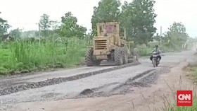 Rencana kedatangan Presiden Joko Widodo ke sejumlah lokasi di Lampung, dengan salah satu agenda kunjungannya meninjau jalan rusak membuat pemerintah Provinsi Lampung ‘Sibuk’ melakukan perbaikan jalan.