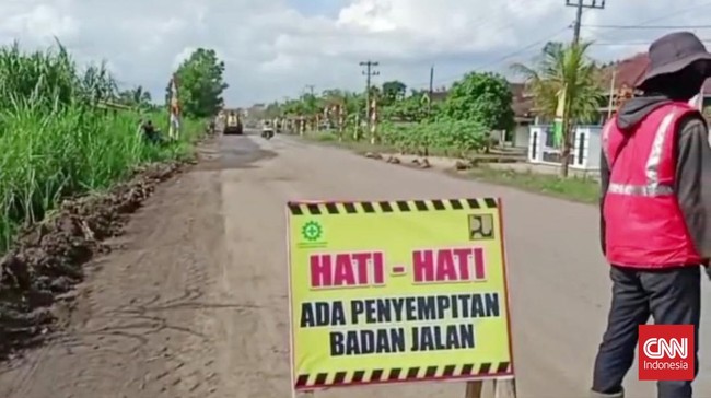 Sejumlah titik jalan rusak di Terusan Ryacudu, Lampung ditimbun batu-batuan koral menjelang kedatangan Presiden Joko Widodo, Jumat ini.