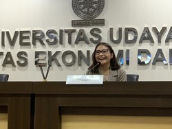 Antusiasnya  Mahasiswa Unud Diajar Prilly Latuconsina