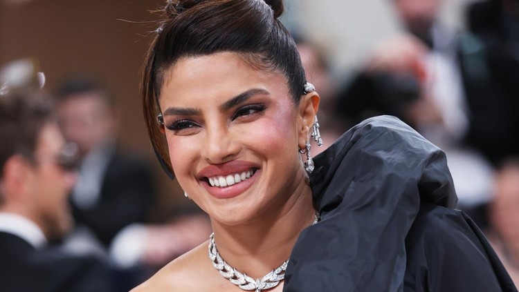 Priyanka Chopra di MET Gala 2023 Priyanka Chopra Jonas at the 2023 Met Gala: Karl Lagerfeld: A Line of Beauty held at the Metropolitan Museum of Art on May 1, 2023 in New York, New York. (Photo by Lexie Moreland/WWD via Getty Images)