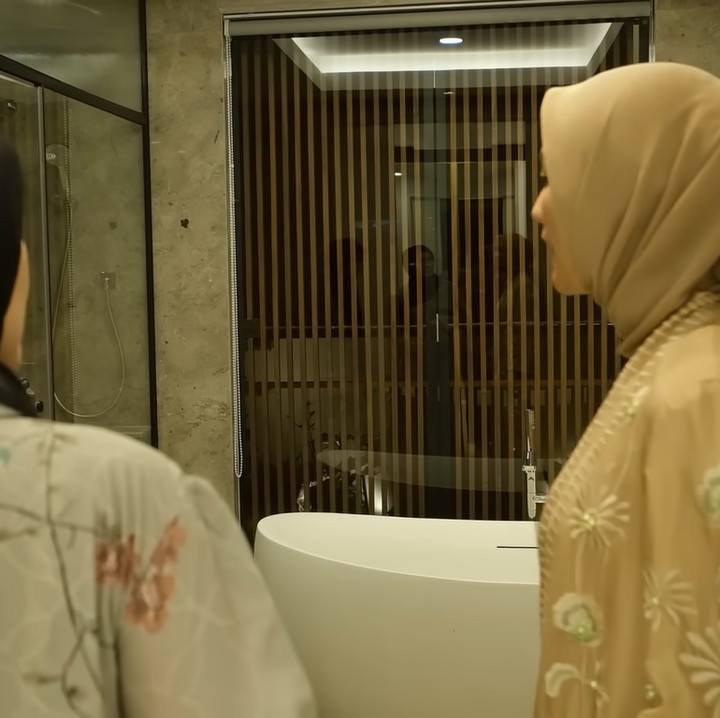 <p>Citra Kirana juga menunjukkan beberapa ruangan lain seperti kamar utama. Berikut ini kamar mandi kamar utama yang berdampingan langsung dengan lemari penyimpanan barang. (Foto: YouTube Ciky Citra Rezky)<br /><br /><br /></p>