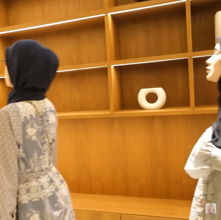 <p>Rumah baru pasangan ini terlihat mewah dan megah, Bunda. Dalam waktu dekat, mereka akan pindah dan menghuni bangunan tersebut. (Foto: YouTube Ciky Citra Rezky)<br /><br /><br /></p>