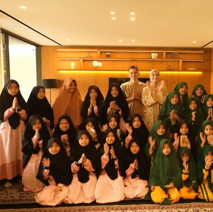 <p>Dalam acara tersebut, mereka mengundang anak-anak dari panti asuhan untuk mengaji dan makan bersama. (Foto: YouTube Ciky Citra Rezky)<br /><br /><br /></p>