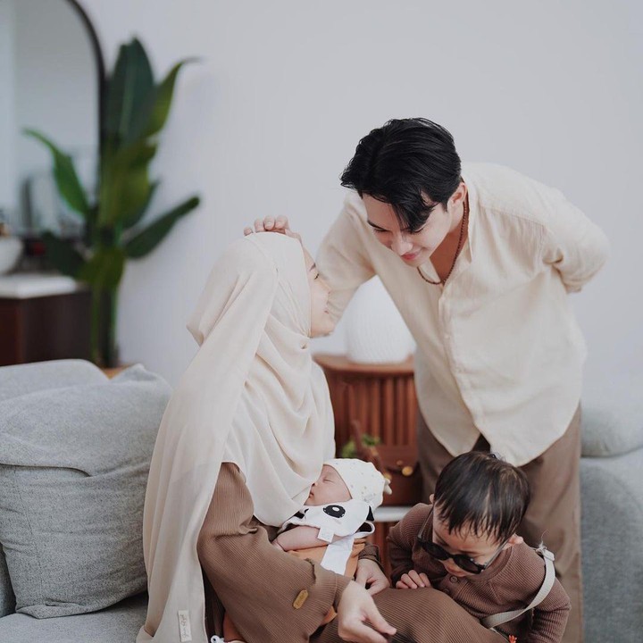 <p>Dinda Hauw mengungkapkan, sang suami memegang peran penting dalam proses mendesain rumah mereka. "Ini tuh yang ngedesain Rey. Dia itu jago. Aku suruh dia untuk sekolah ambil skill (interior), karena dahsyat sih dia benar-benar bisa pikir panjang ini-ini begini," kata Dinda. (Foto: Instagram @dindahw)</p>