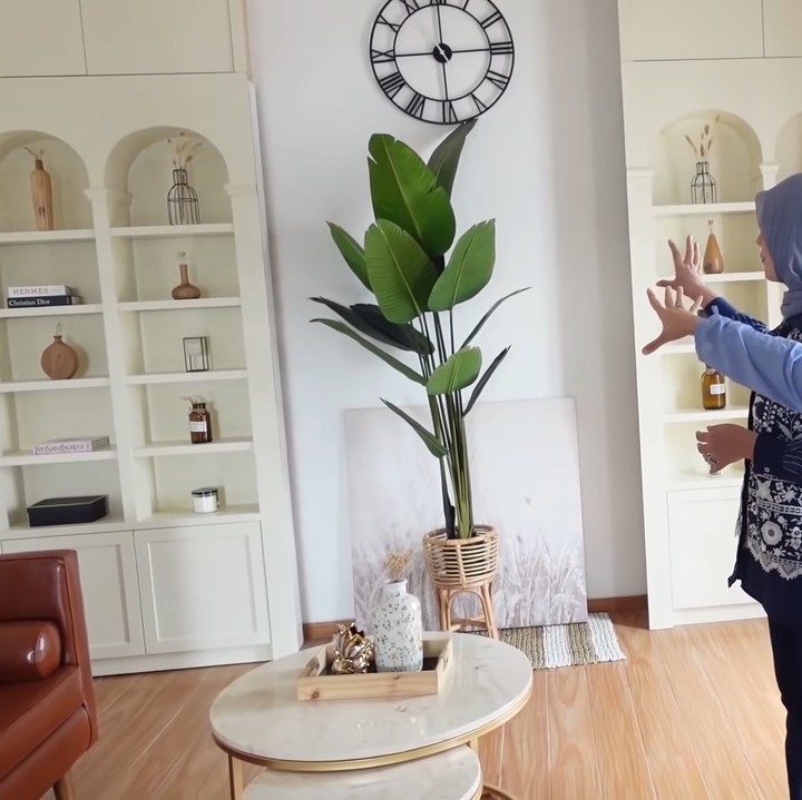 <p>Selain menjadi tempat tinggal, rumah Dinda Hauw juga dimanfaatkan untuk mencari cuan. Dinda memastikan sudut-sudut rumahnya terlihat estetik dan Instagramable untuk kebutuhan foto endorse. "Nanti di sini akan ada TV dan batu-batu gitu konsepnya. Lalu ada pemanas buat ala-ala Instagram," ucapnya. (Foto: YouTube Marini Zumarnis)</p>