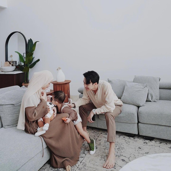 <p>Rumah Dinda Hauw dan Rey Mbayang didominasi dengan nuansa lembut dari warna netral seperti abu-abu dan beige. Ruang keluarganya dilengkapi dengan sofa panjang untuk tempat bersantai. (Foto: Instagram @dindahw)</p>