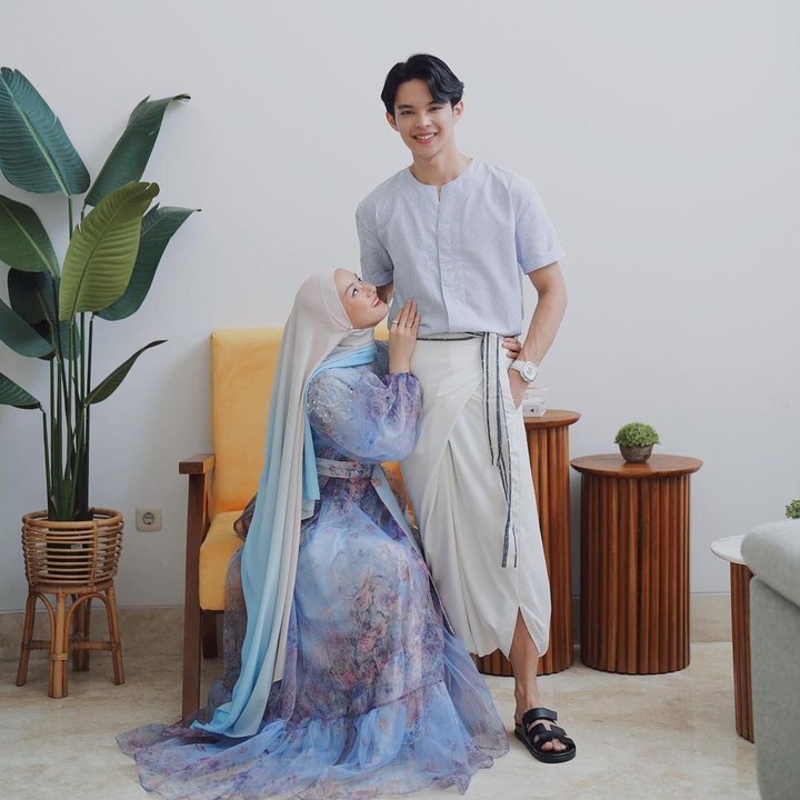 <p>Dinda Hauw dan Rey Mbayang telah membangun keluarga sejak 10 Juli 2020 lalu. Pasangan ini tinggal di sebuah rumah minimalis bersama kedua anak mereka. (Foto: Instagram @dindahw)</p>