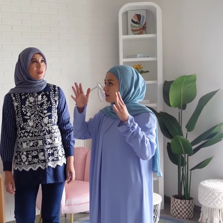 <p>Kamar tidur adalah salah satu ruangan yang merupakan hasil desain Rey Mbayang. Ruangan ini terlihat manis dengan pemilihan furnitur kayu dan sofa berbentuk kerang warna pink. (Foto: YouTube Marini Zumarnis)</p>