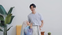 <p>Dinda Hauw dan Rey Mbayang telah membangun keluarga sejak 10 Juli 2020 lalu. Pasangan ini tinggal di sebuah rumah minimalis bersama kedua anak mereka. (Foto: Instagram @dindahw)</p>