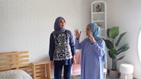 <p>Kamar tidur adalah salah satu ruangan yang merupakan hasil desain Rey Mbayang. Ruangan ini terlihat manis dengan pemilihan furnitur kayu dan sofa berbentuk kerang warna pink. (Foto: YouTube Marini Zumarnis)</p>