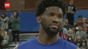VIDEO: Joel Embiid Dinobatkan Jadi MVP NBA, James Harden Best Assist