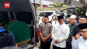 VIDEO: Datang Takziah, Anies Baswedan Jadi Imam Salat Jenazah M Taufik