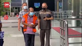 VIDEO: Diperiksa KPK, Lukas Enembe Bantah Terima Uang dari Piton Enumb