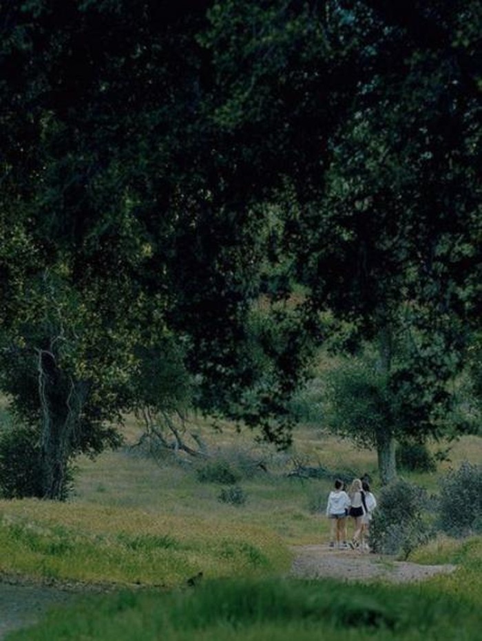 Welcome to My World adalah lagu alternative pop dengan melodi gitar yang khas dan iringan orkestra. Suara merdu dari anggota aespa, semakin menambah kesan damai dan tenang/Foto: instagram.com/aespa_official