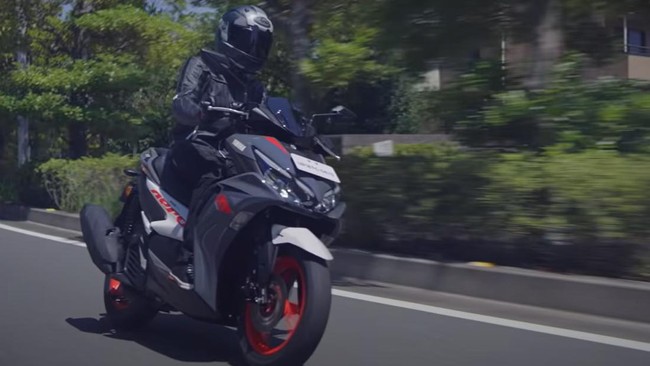 Yamaha Aerox 155 di India mendapat sentuhan anyar berupa penambahan fitur kontrol traksi (traction control system) serta penyegaran warna.