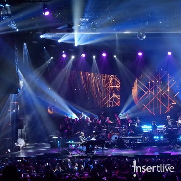 Carlo Saba 'Hadir' Temani Kahitna di Konser Yovie Widianto