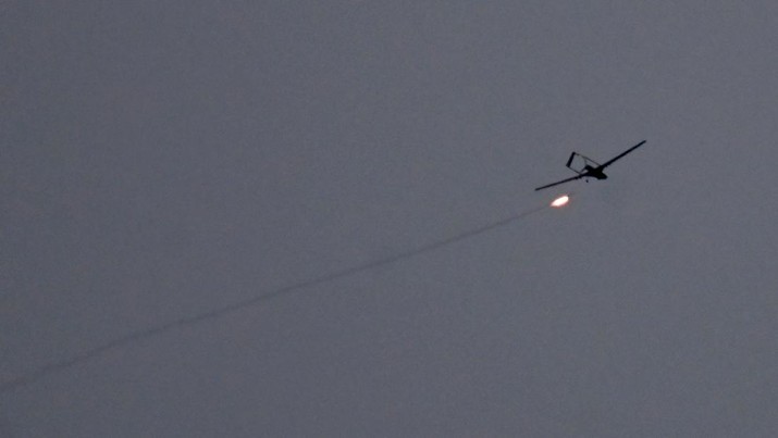 Angkatan Udara Ukraina mengakui menjatuhkan sendiri pesawat tak berawak atau drone di atas wilayah Ibu Kota Kiev. (AFP via Getty Images/SERGEI SUPINSKY)