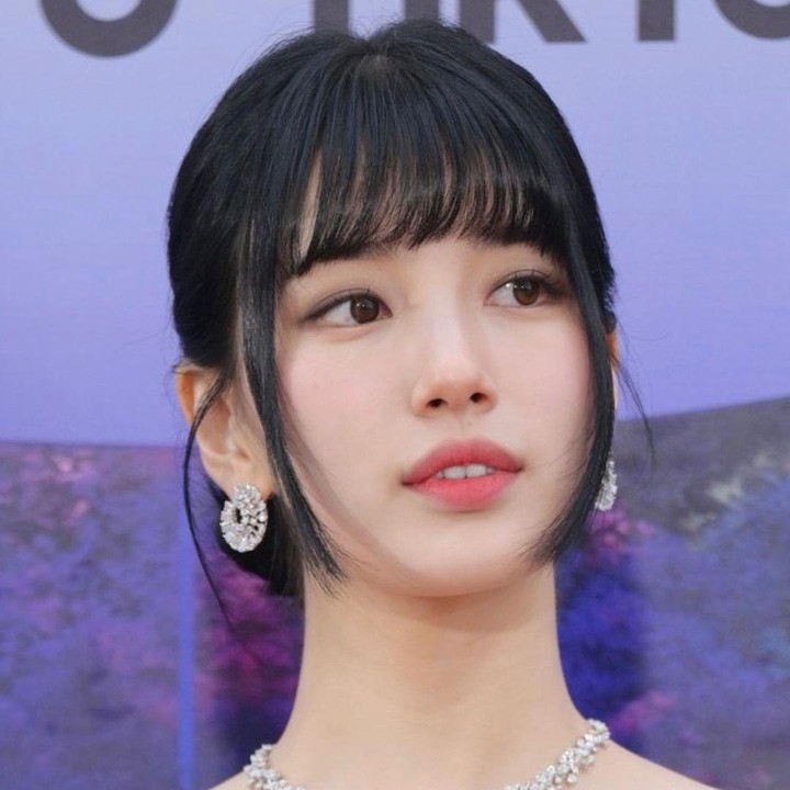 <p>Tak hanya Song Hye Kyo, Bae Suzy juga tampil memesona dengan potongan rambut hime cut. Ia memukau publik ketika menghadiri Baeksang Arts Awards 2023. Gaya rambut tersebut berpadu serasi dengan gaun hitam yang ia kenakan. (Foto: Instagram @skuukzky)</p>
