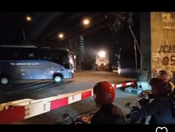 2 Bus TNI AL Terobos Perlintasan KA di Malang, Sopir Diperiksa Pomal