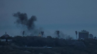 Setidaknya lima pesawat Ukraina hancur setelah Rusia menggempur satu fasilitas militer di barat negara itu pada Senin (29/5).