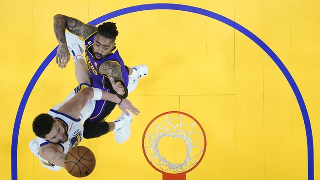 Golden State Warriors sukses menyamakan kedudukan 1-1 pada semifinal wilayah barat playoff NBA dengan membantai Los Angeles Lakers 127-100.