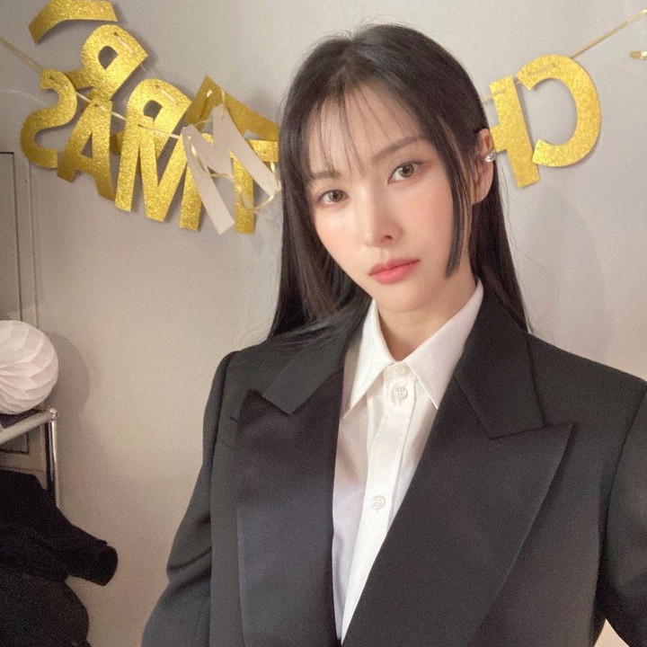 <p>Gyuri KARA tak kalah memesona dengan gaya rambut hime cut. Ia membiarkan rambut panjangnya tergerai ketika tampik kece menenakan setelan blazer. (Foto: Instagram @gyuri_88)</p>