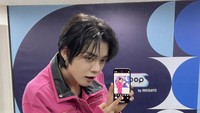 <p>Lalu ada Yeonjun TOMORROW x TOGETHER alias TXT. Dari potret ini, tampaknya ia sedang menghadiri acara musik Inkigayo, Bunda. (Foto: Instagram @yawnzzn)<br /><br /><br /></p>