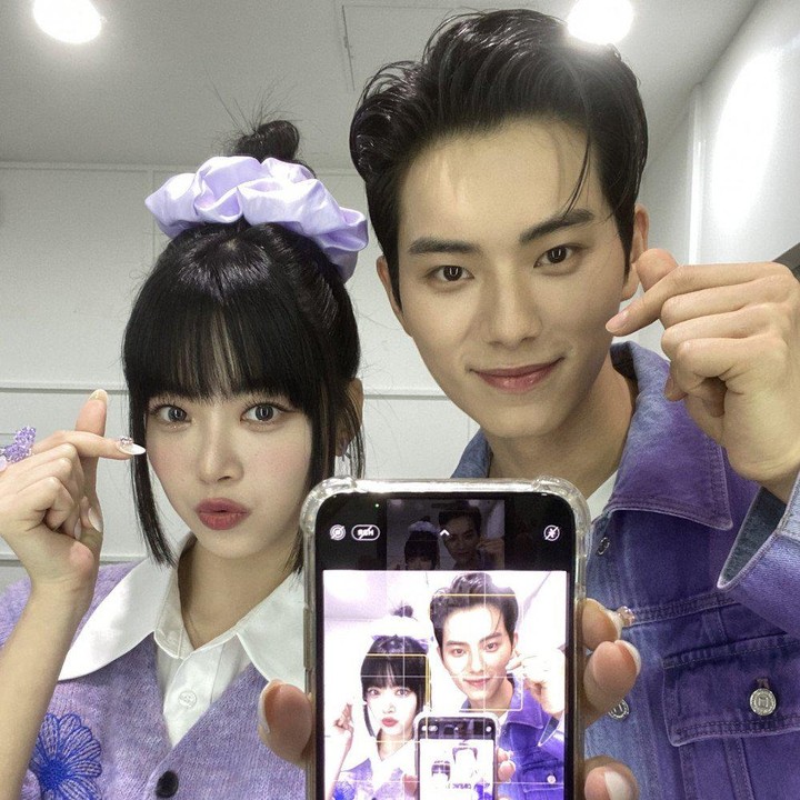 <p>Lebih lanjut, ada Eunchae member LE SSERAFIM. Enggak sendirian, idola kelahiran 10 November 2006 mengajak serta aktor Lee Chae Min. (Foto: Instagram @hhh.e_c.v)<br /><br /><br /></p>