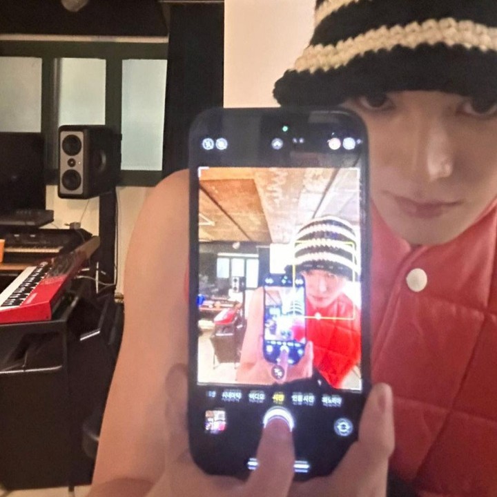 <p>Selanjutnya ada Lee Taeyong dari NCT, nih. Dalam potret ini, pria kelahiran 27 tahun terlihat semakin keren, ya? Bagaimana menurut Bunda? (Foto: Instagram @taeoxo_nct)<br /><br /><br /></p>