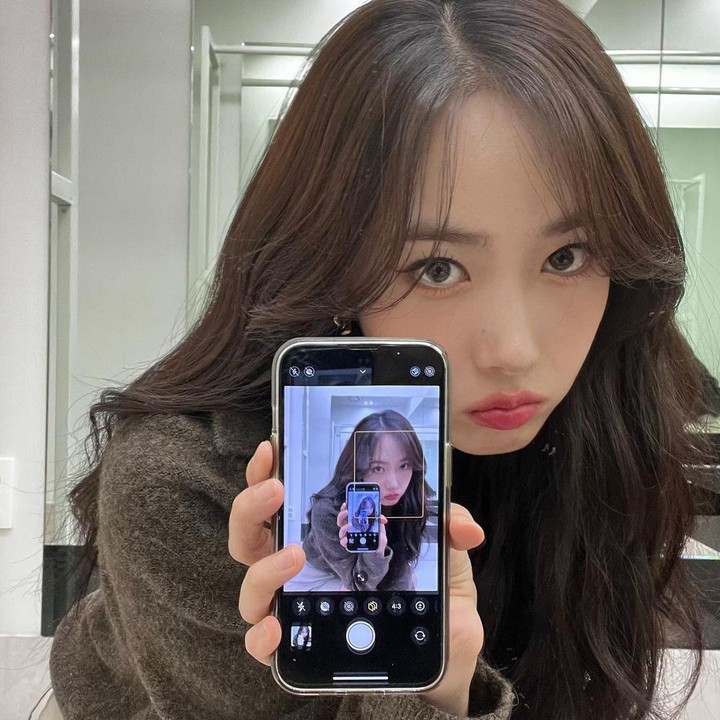 <p>Idol K-Pop selanjutnya yakni SinB dari grup Viviz. Potret tersebut ia unggah pada 11 November 2022 dan menuai banyak pujian dari para penggemar. (Foto: Instagram @bscenez)<br /><br /><br /></p>