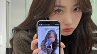 <p>Idol K-Pop selanjutnya yakni SinB dari grup Viviz. Potret tersebut ia unggah pada 11 November 2022 dan menuai banyak pujian dari para penggemar. (Foto: Instagram @bscenez)<br /><br /><br /></p>