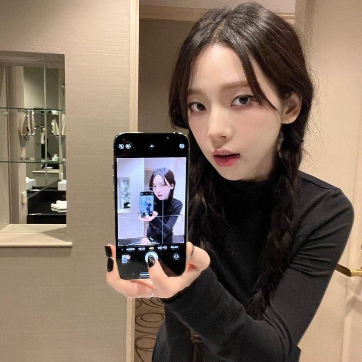 <p>Terakhir ada Karina, leader dari girl group asuhan SM Entertainment, yakni AESPA. Potret tersebut diambil ketika ia berada di Osaka, Jepang, dan mendaptkan lebih dari 1,8 juta likes. (Foto: Instagram @aespa_official)</p>