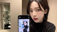7 Potret Idol K-Pop Ikut Tren Mirror Selca, Karian AESPA hingga Nayeon TWICE