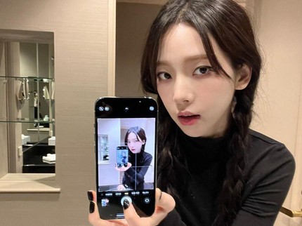 7 Potret Idol K-Pop Ikut Tren Mirror Selca, Karian AESPA hingga Nayeon TWICE