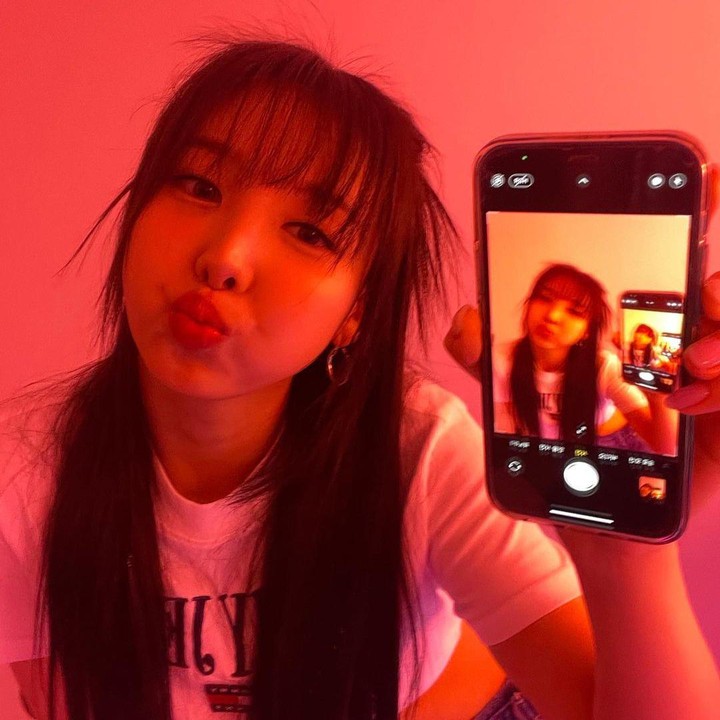 <p>Idol K-Pop pertama yakni ada Nayeon dari Twice, Bunda. Potret yang ia unggah di akun Instagram pribadi tersebut mendapat lebih dari 1,6 juta <em>likes</em>, lho. (Foto: Instagram @nayeonyny)<br /><br /><br /></p>