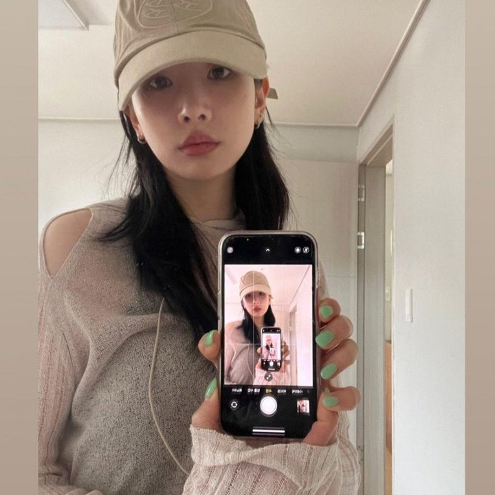 <p>Kemudian ada Seola anggota WJSN. Ia mengikuti tren mirror selca dan mengunggahnya melalui InstaStory. (Foto: Instagram @seola_s)<br /><br /><br /></p>
