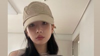 <p>Kemudian ada Seola anggota WJSN. Ia mengikuti tren mirror selca dan mengunggahnya melalui InstaStory. (Foto: Instagram @seola_s)<br /><br /><br /></p>