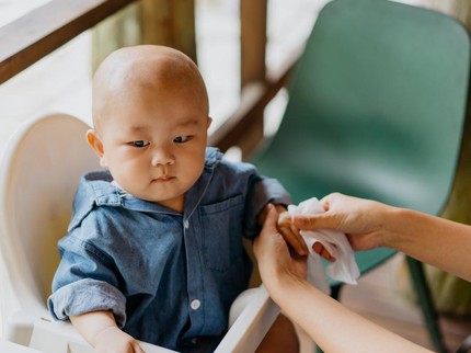 3 Pilihan Tisu Basah yang Aman untuk Bayi dan Anak, Non Alkohol & Lembut di Kulit