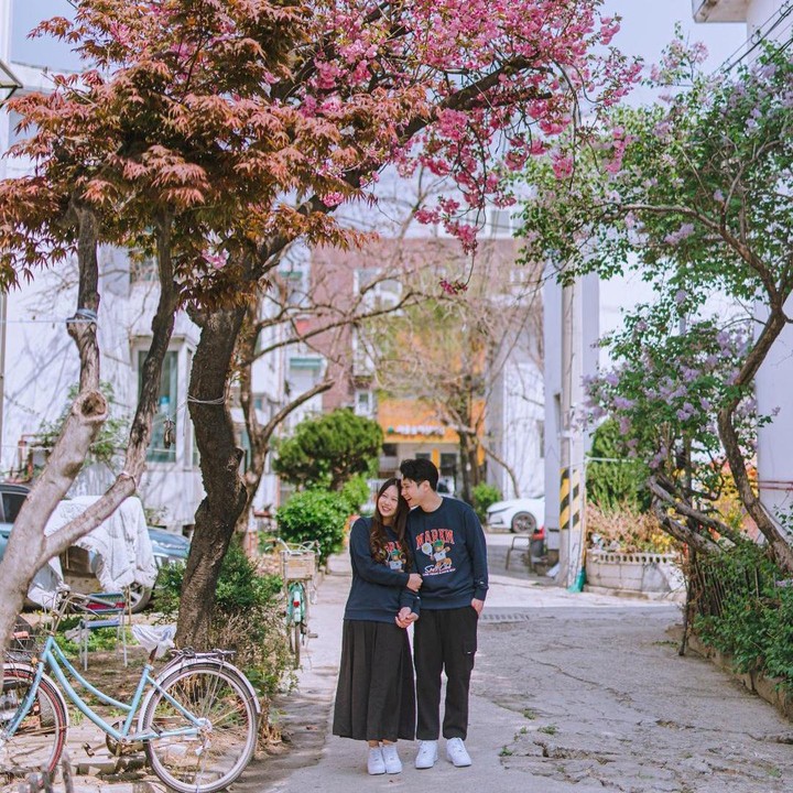 <p>Jess No Limit mengunggah foto berdua dengan sang istri saat di Seoul, Korea Selatan. Keduanya kompak mengenakan baju biru navy dan celana serta rok berwarna hitam. (Foto: Instagram @jessnolimit)</p>