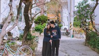 <p>Jess No Limit mengunggah foto berdua dengan sang istri saat di Seoul, Korea Selatan. Keduanya kompak mengenakan baju biru navy dan celana serta rok berwarna hitam. (Foto: Instagram @jessnolimit)</p>