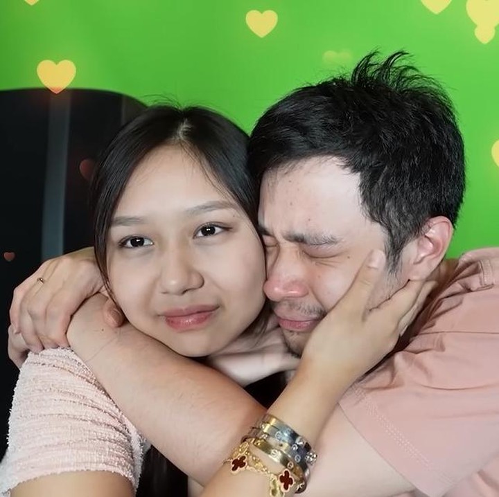 <p>Jess No Limit menangis bahagia saat mengetahui kabar bahagia ini. Ia langsung memeluk Sisca sesaat setelah mengetahui kehamilan istrinya. "Kita punya orang tua, sekarang kita bakal jadi orang tua. Aku senang gitu sih," kata pria 27 tahun ini. (Foto: YouTube <br />Jess No Limit)</p>