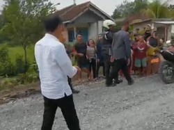 Jokowi Tanya Warga soal Perbaikan Jalan Lampung Pakai Batu dan Pasir