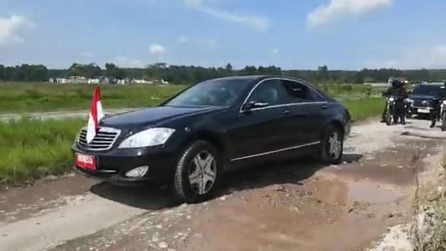 Presiden Jokowi menyebut Kementerian PUPR akan mengambilalih perbaikan jalan rusak di daerah yang punya kendala anggaran.