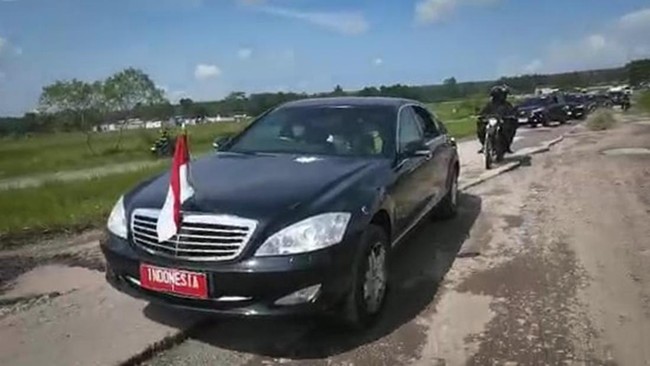 Istana buka suara soal viral mobil kepresidenan yang ditumpangi Jokowi mengalami ban bocor saat kunjungan kerja ke Jawa Tengah (Jateng).