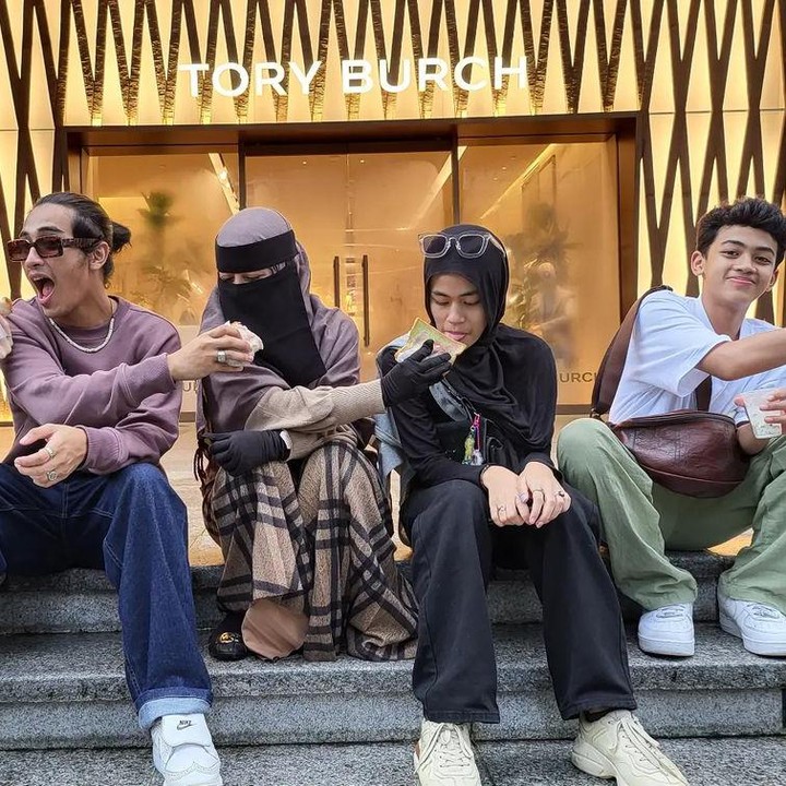<p>Dalam potret berikutnya, keluarga Umi Pipik juga terlihat harmonis ketika saling menyuapi satu sama lain. Kompak banget ya, Bunda? (Foto: Instagram @_ummi_pipik_)</p>