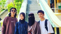 <p>Umi Pipik bercerita, Adiba dan Abidzar juga membawa kedua adiknya ke Singapura. <em>"Terimakasih banyak kalian @abidzar73 dan @adiba.knza yang udah bahagiaain dgn ajak ummi n adek2nya buat liburan...semoga Allah makin luaskan rejeki kalian dan berkahi,"</em> tulis Umi Pipik di media sosialnya. (Foto: Instagram @_ummi_pipik_)</p>