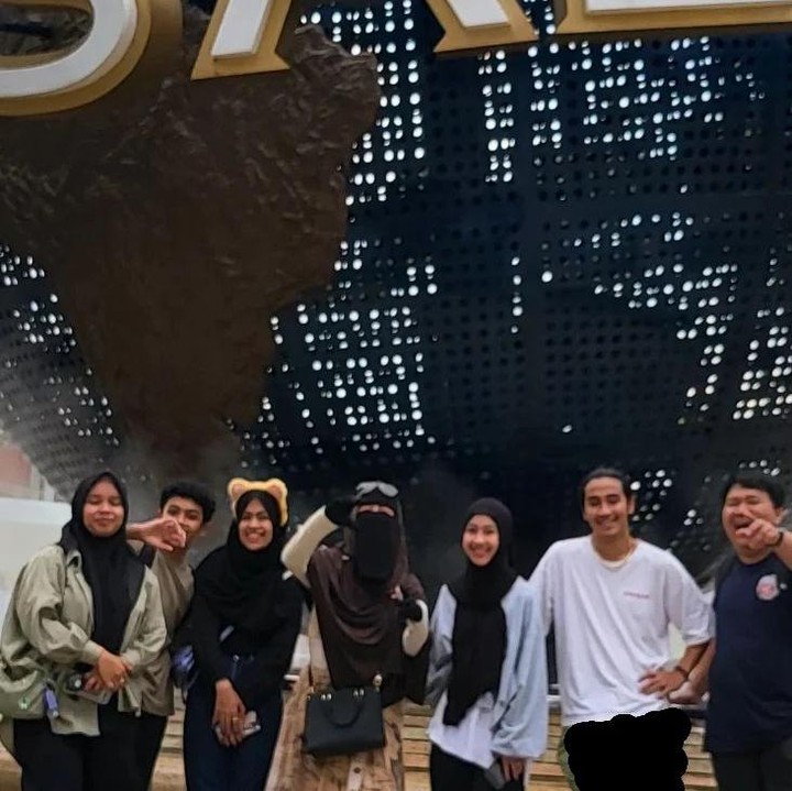 <p>Baru-baru ini, keluarga Umi Pipik terlihat sedang menghabiskan waktu dengan pergi berlibur ke Singapura. Ia mendapat kejutan dari kedua anaknya, Adiba dan Abidzar yang mengajak sang Bunda pergi mengunjungi negara tersebut. (Foto: Instagram @_ummi_pipik_)</p>