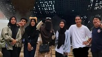 <p>Baru-baru ini, keluarga Umi Pipik terlihat sedang menghabiskan waktu dengan pergi berlibur ke Singapura. Ia mendapat kejutan dari kedua anaknya, Adiba dan Abidzar yang mengajak sang Bunda pergi mengunjungi negara tersebut. (Foto: Instagram @_ummi_pipik_)</p>