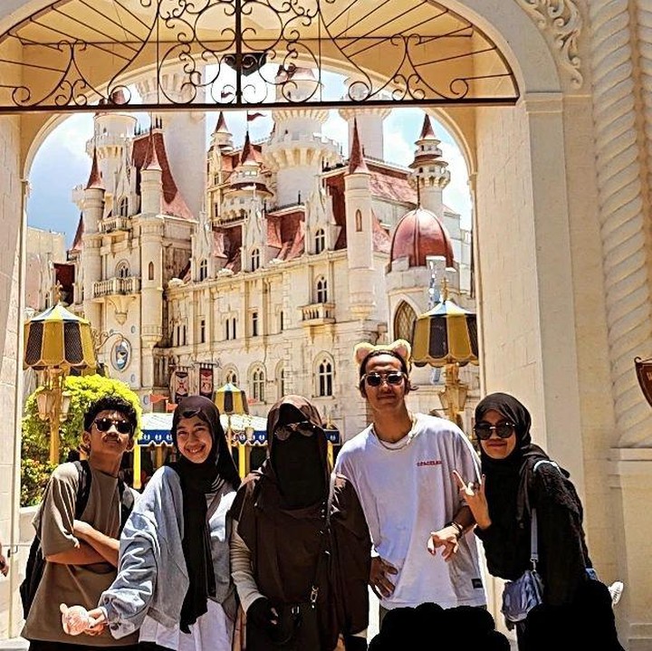 <p>Umi Pipik dikaruniai empat anak dari pernikahannya dengan mendiang Ustaz Jefri Al Buchori. Mereka adalah Adiba Khanza, Abidzar Al Ghifari. Ayla Azuhro, dan Attaya Bilal Rizkillah. (Foto: Instagram @_ummi_pipik_)</p>
